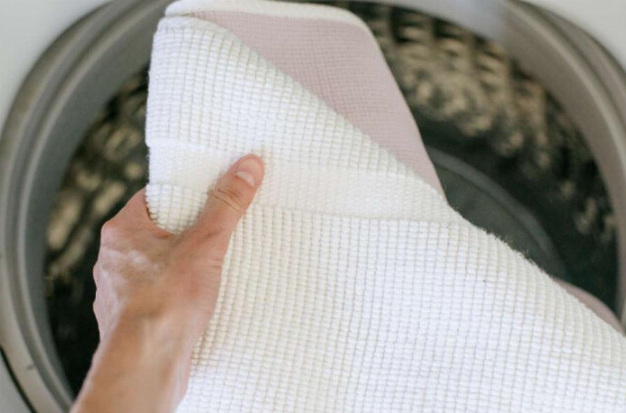 Ο «κανόνας» που πολλοί αγνοούν: Το αντικείμενο που απαγορεύεται να μπαίνει στο πλυντήριο με ρούχα ή πετσέτες