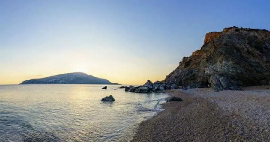 Νέα Τραγωδία σε παραλία: 17χρονος έσκαψε τρύπα στην άμμο και θάφτηκε ζωντανός μπροστά στα αδελφάκια του