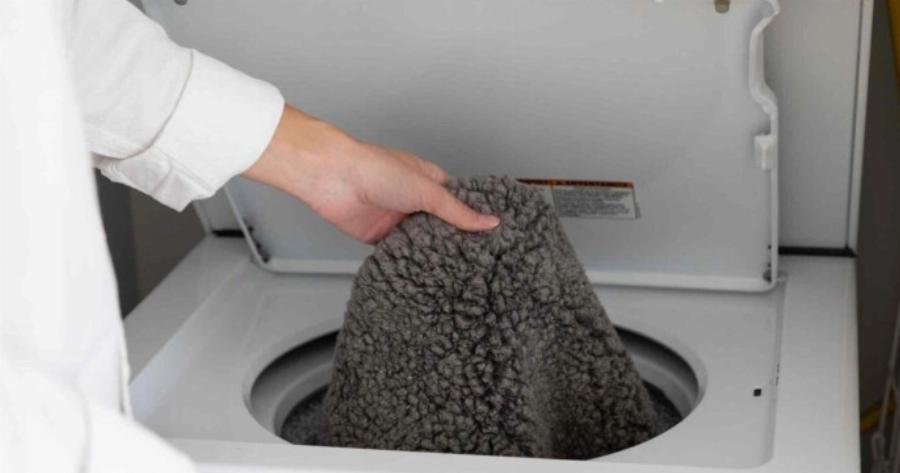 Ο «κανόνας» που πολλοί αγνοούν: Το αντικείμενο που απαγορεύεται να μπαίνει στο πλυντήριο με ρούχα ή πετσέτες