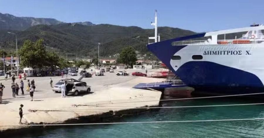 Πλοίο προσέκροuσε στο λιμάνι