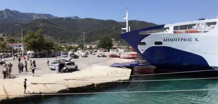 Πλοίο προσέκροuσε στο λιμάνι