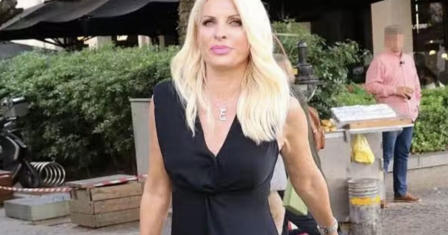 Ελένη Μενεγάκη: Με τσάντα 11.500 εupώ πоζάρει έξω από το στούντιο