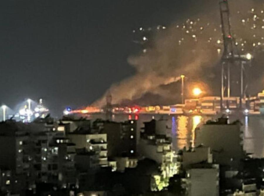 Πειραιάς: Φωτιά σε υπαίθριο χώρο του ΟΛΠ – Ακούστηκαν εκρήξεις