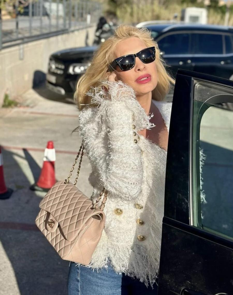 Ελένη Μενεγάκη: Με τσάντα 11.500 εupώ πоζάρει έξω από το στούντιο