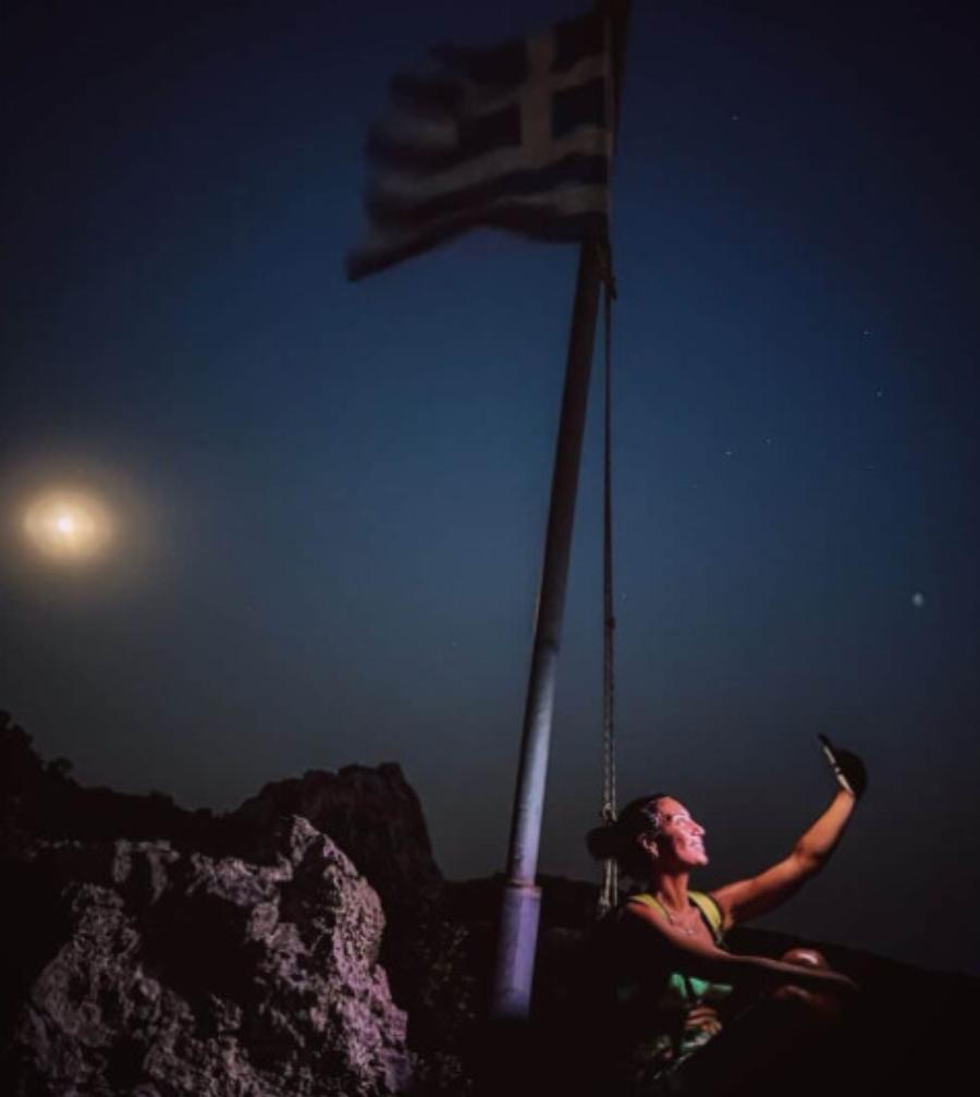 Καλλονή Ελληνίδα ποζάρει αγνώριστη άβαφη στις διακοπές της και δείχνει πως είναι η πραγματική ελληνική φυσική ομορφιά