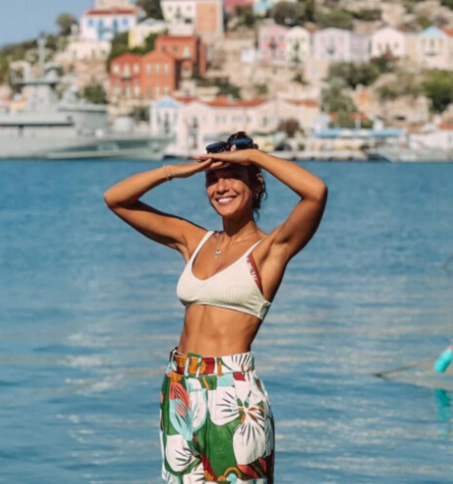 Καλλονή Ελληνίδα ποζάρει αγνώριστη άβαφη στις διακοπές της και δείχνει πως είναι η πραγματική ελληνική φυσική ομορφιά