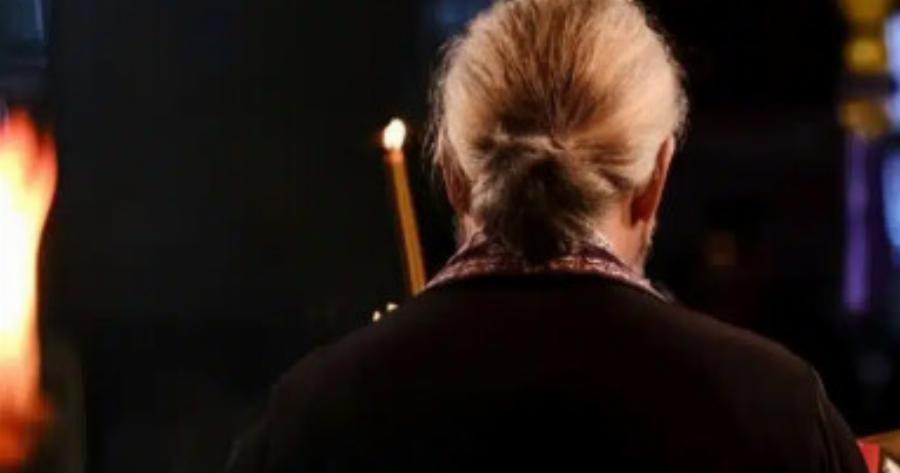 Μεθυσμένος ιερέας γύρισε σπίτι ντίρλα χωρίς ράσο και σταυρό! Τον έδιωξε η παπαδιά