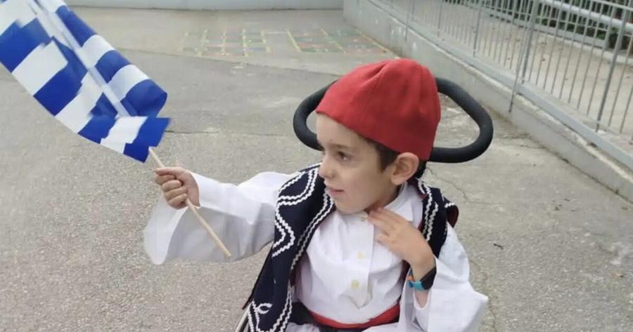 O Παναγιώτης Ραφαήλ ντυμένος τσολιαδάκι μας εύχεται για την 25η Μαρτίου
