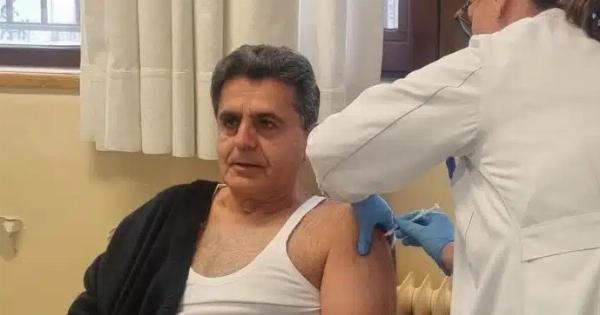 Xαμoς με άντρα στην Καστοριά που έκανε την 7η δόση του EμBoλiou για τον Kopωvoϊo