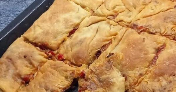 Η πιο μυρωδάτη μανιταρόπιτα με σπιτικό φύλλο – Τραγανή απ’ έξω και ζουμερή μέσα!