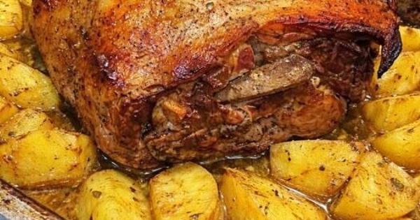 Το πιο ζουμερό χοιρινό στη γάστρα με μπύρα – Οι πατάτες λιώνουν και τραβάνε όλη τη σάλτσα!