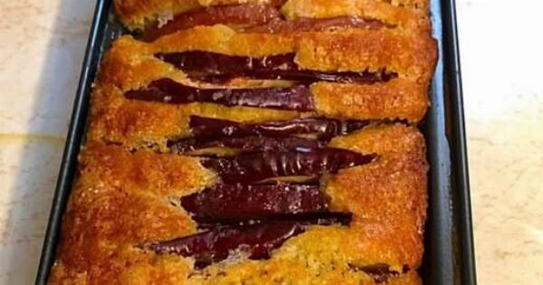 Αν έχετε δύο μήλα στο σπίτι και θέλετε ένα εύκολο γλυκό, αυτή η μηλόπιτα είναι η ιδανική επιλογή. Γίνεται γρήγορα, χωρίς μίξερ και με υλικά που υπάρχουν σχεδόν πάντα στην κουζίνα.