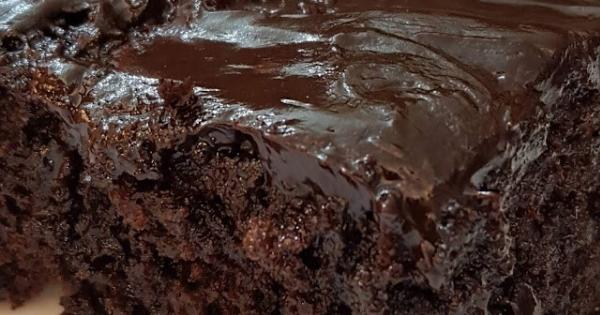 Η πιο εύκολη σοκολατόπιτα με σιρόπι – Απόλαυση!
