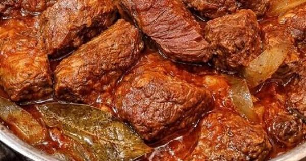 Μοσχάρι κοκκινιστό: Η παραδοσιακή συνταγή για ζουμερό και μαλακό αποτέλεσμα