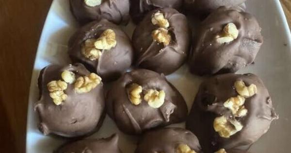 Δεν πίστευα ότι με 3 υλικά γίνεται τόσο νόστιμο γλυκό – εξαφανίστηκε σε λίγα λεπτά!