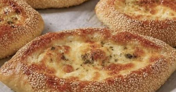 Τουρκικά πιδέ με τυρί και σουσάμι: Η εύκολη συνταγή για αφράτα σπιτικά πιτάκια