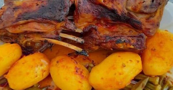 Κατσίκι στον φούρνο με μπάμιες – Ακόμα και όσοι δεν τις τρώνε θα ζητήσουν δεύτερο πιάτο!