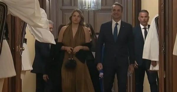 Συνοδευόμενος από την κόρη του Δάφνη, στο Προεδρικό Μέγαρο ο πρωθυπουργός Κυριάκος Μητσοτάκης