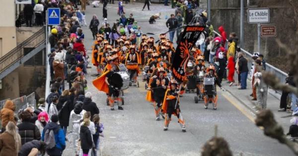 ΕΚΤΑΚΤΟ ΤΩΡΑ: ΕΚΡΗΞΗ ΣΕ ΚΑΡΝΑΒΑΛΙΚΗ ΕΚΔΗΛΩΣΗ – ΤΟΥΛΑΧΙΣΤΟΝ 11 ΤΡΑΥΜΑΤΙΕΣ