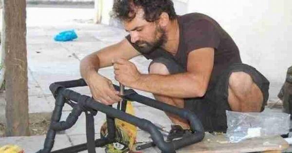 Ο Έλληνας υδραυλικός που βοηθάει τα ανάπηρα σκυλάκια να ξαναπερπατήσουν
