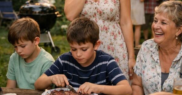 Κατά τη διάρκεια ενός οικογενειακού μπάρμπεκιου, το παιδί της αδερφής μου πήρε ένα παχύ, όμορφο μπριζολάκι T-bone, ενώ ο γιος μου πήρε μόνο ένα καμένο, λιπαρό κομμάτι.