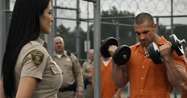 Ο πιο επικίνδυνος κρατούμενος στη φυλακή αποφάσισε να κοροϊδέψει τη νέα γυναίκα-φύλακα, προσπαθώντας να τη σπάσει, αλλά μια μόνο πράξη της γυναίκας άφησε όλους σε σοκ