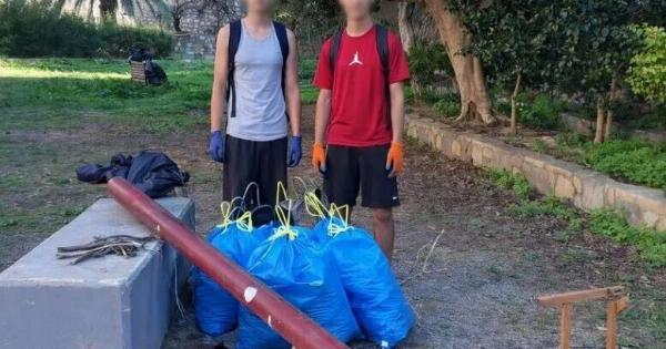 Δύο μαθητές, χωρίς να τους το ζητήσει κανείς, καθάρισαν μόνοι τους το πάρκο όπου πηγαίνουν και αθλούνται