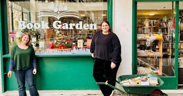 Book Garden: Το φιλανθρωπικό βιβλιοπωλείο της Αθήνας που μοιράζει τα έσοδα σε κακοποιημένες γυναίκες