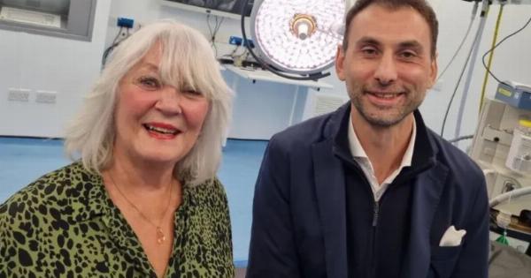 Αναστάσιος Γιαμουριάδης: Ο Έλληνας νευροχειρουργός που αφαιρεί όγκους εγκεφάλου μέσα από τα… φρύδια