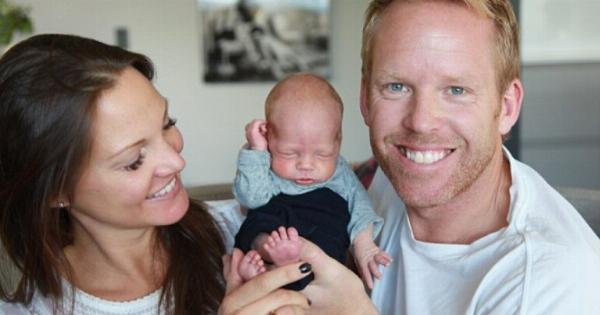 Είναι η πρώτη γυναίκα στον κόσμο που γέννησε με αυτόν τον τρόπο. Αυτό το 1 έτους μωρό είναι ένα ιατρικό θαύμα.