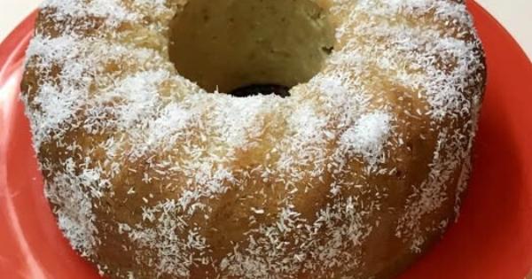 Αφράτο νηστίσιμο κέικ καρύδας με πορτοκάλι και γκαζόζα