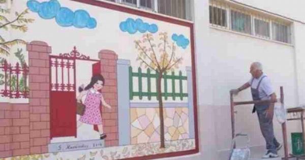 Ένας υπέροχος παππούς ομορφαίνει εθελοντικά σχολεία της Πάτρας με τις ζωγραφιές του