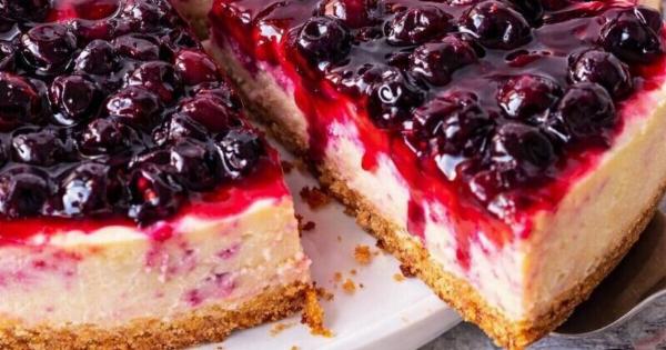 Cheesecake ψυγείου με βατόμουρα: Το εύκολο γλυκό χωρίς φούρνο που θα λατρέψεις