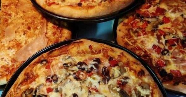 Η πιο αφράτη σπιτική πίτσα χωρίς ζύμωμα – Το κόλπο με τα «διπλώματα» που κάνει θαύματα!