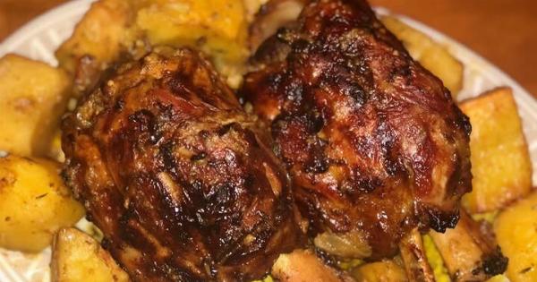 Κότσι στον φούρνο με τραγανή πέτσα και πατατούλες – Λιώνει στο στόμα και μοσχοβολά πορτοκάλι και μέλι