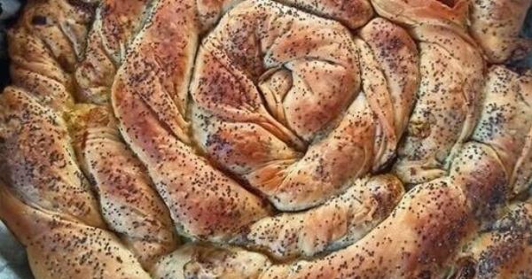 Η πιο τραγανή πρασόπιτα με αφράτο φύλλο – Η ζύμη που γίνεται με 5 υλικά!