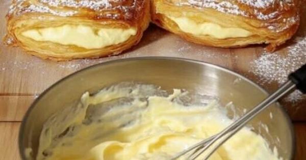 Το γλυκό με σφολιάτα και κρέμα βανίλιας που λιώνει στο στόμα – Έτοιμο σε λίγα λεπτά και μοιάζει με ζαχαροπλαστείου