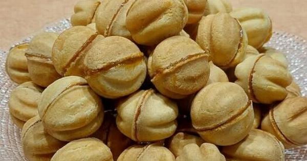 Δεν μένει ούτε ένα στο πιάτο! Τα καρυδάκια με καραμελωμένη κρέμα που εξαφανίζονται σε λεπτά