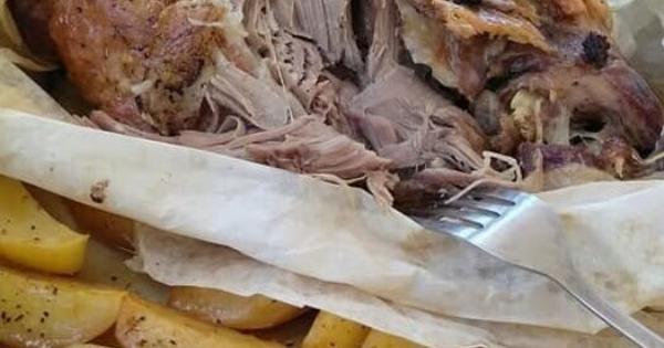 Το πατρινό αρνάκι γκιούλμπασι που λιώνει στο στόμα – Με τραγανή πέτσα και πατάτες λουκούμι!