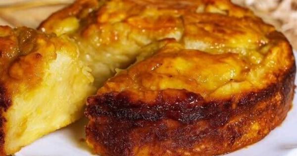 Αυτό είναι το τέλειο κέικ για παιδιά (αλλά και για ενήλικες) που μου έχει δώσει διατροφολόγος: πολλά μήλα και πολύ λίγη ζύμη, ελαφριά, πλούσια σε φυτικές ίνες και βιταμίνες, μόνο 160 kcal ανά φέτα.