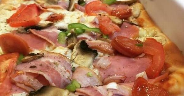 Η πιο αφράτη σπιτική πίτσα στο ταψί – Με ζύμη που λιώνει και υλικά που μοσχοβολούν