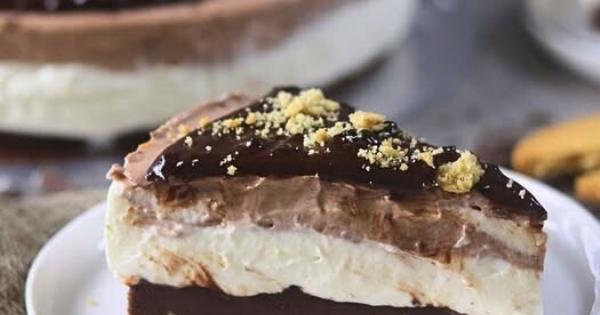 Το δίχρωμο cheesecake που τρελαίνει το internet – Με τραγανή βάση και πραλίνα!