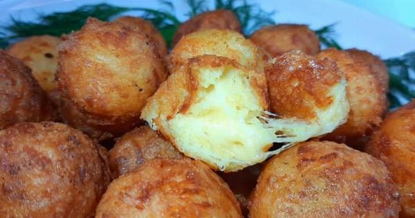 Τα τραγανά μπαλάκια τυριού που λιώνουν στο στόμα – Ένα τηγάνι και εξαφανίζονται σε λεπτά