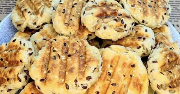 Νηστίσιμα μπισκότα με σπόρους στην τοστιέρα – Έτοιμα σε λίγα λεπτά χωρίς φούρνο