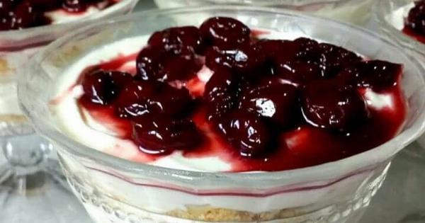 Το ατομικό cheesecake με βύσσινο που θυμίζει ζαχαροπλαστείο αλλά είναι light