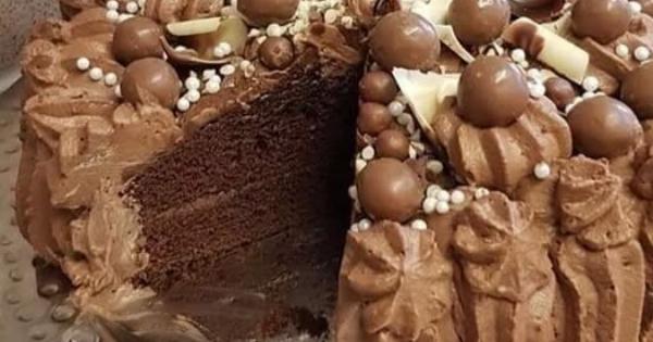 Αν αγαπάς σοκολάτα και καφέ, αυτή η τούρτα μόκα θα γίνει η αγαπημένη σου