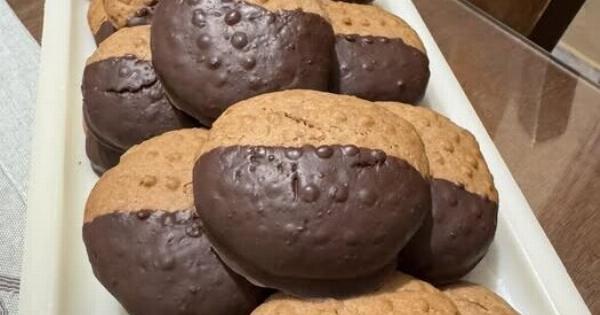 Δεν μένει ούτε ένα στο κουτί! Τα νηστίσιμα μπισκότα μπανάνα-σοκολάτα που λιώνουν στο στόμα