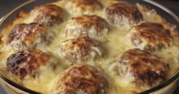 Ζουμερά κεφτεδάκια με κρεμώδη σάλτσα και πουρέ εύκολη συνταγή για οικογενειακό τραπέζι με πλούσια γεύση