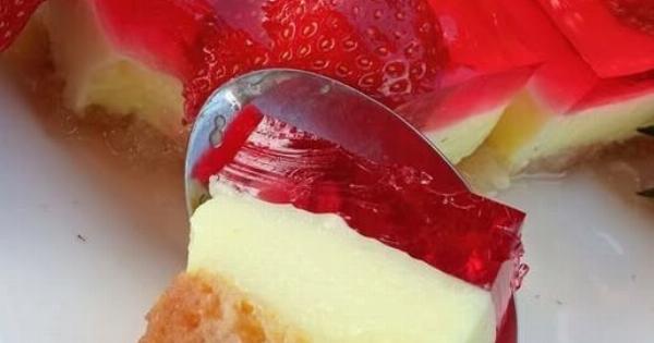 Γλυκό ψυγείου με φρυγανιές, κρέμα και ζελέ φράουλας