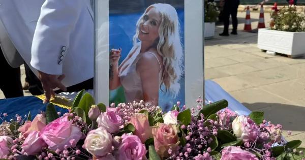 «Καλώς το λουλούδι μου»: Τα σπαρακτικά λόγια της μητέρας της Γωγώς Μαστροκώστα στην κηδεία της στο Ελληνικό